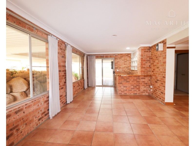 63 Simkin Crescent, Kooringal NSW 2650