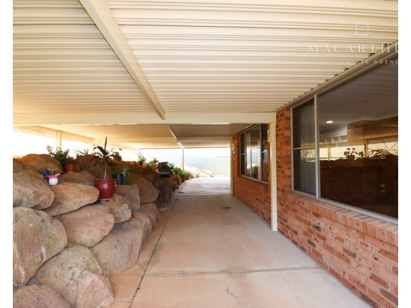 63 Simkin Crescent, Kooringal NSW 2650