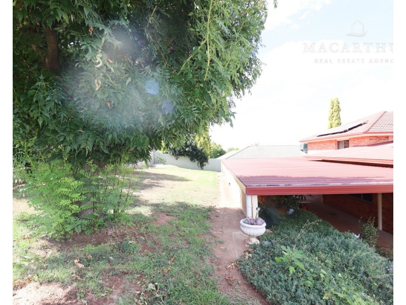 63 Simkin Crescent, Kooringal NSW 2650