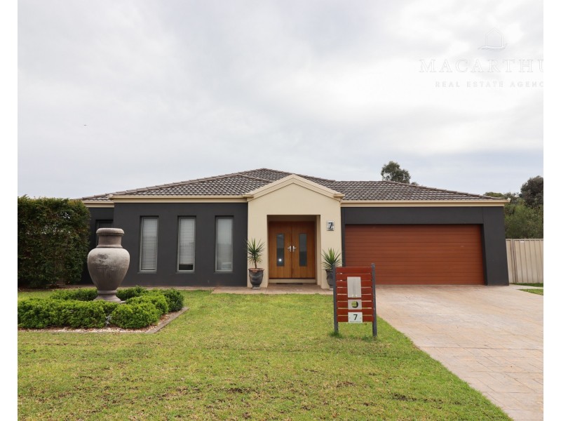 7 Breasley Crescent, Boorooma NSW 2650