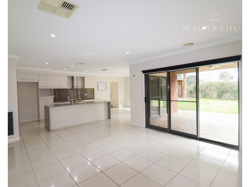 7 Breasley Crescent, Boorooma NSW 2650