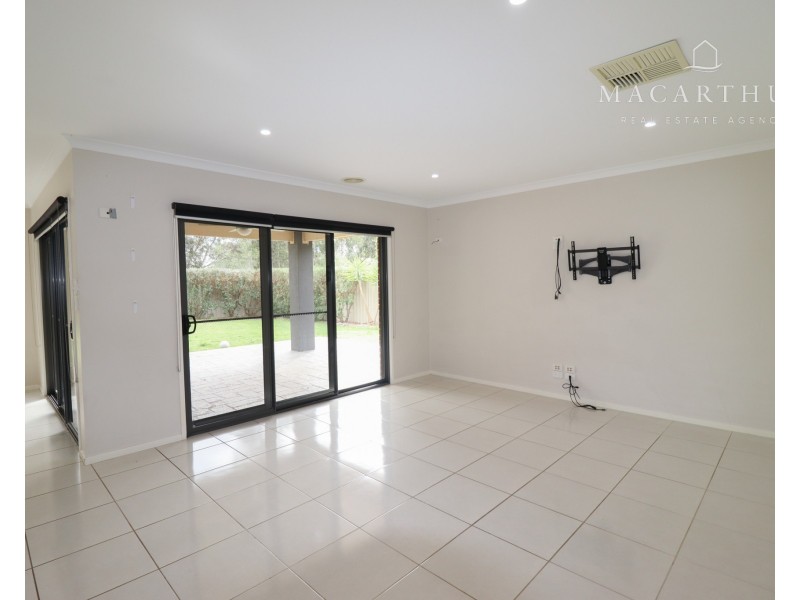 7 Breasley Crescent, Boorooma NSW 2650
