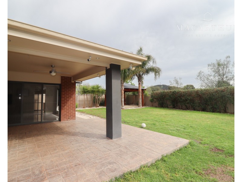 7 Breasley Crescent, Boorooma NSW 2650