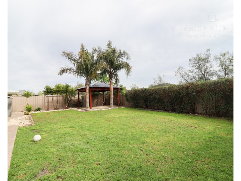7 Breasley Crescent, Boorooma NSW 2650