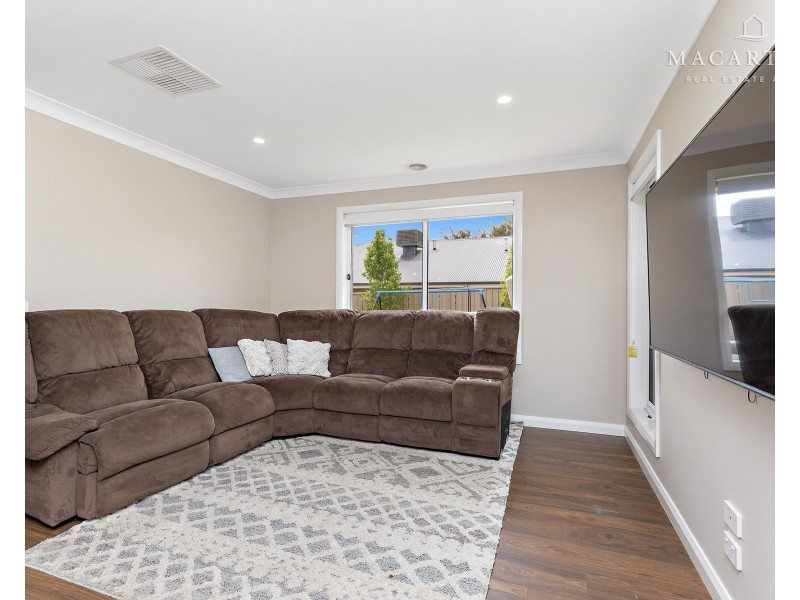 35 Flack Crescent, Boorooma NSW 2650