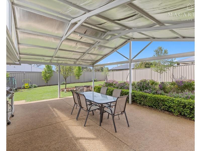 35 Flack Crescent, Boorooma NSW 2650
