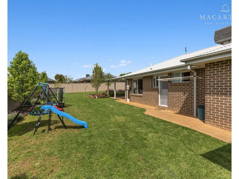 35 Flack Crescent, Boorooma NSW 2650