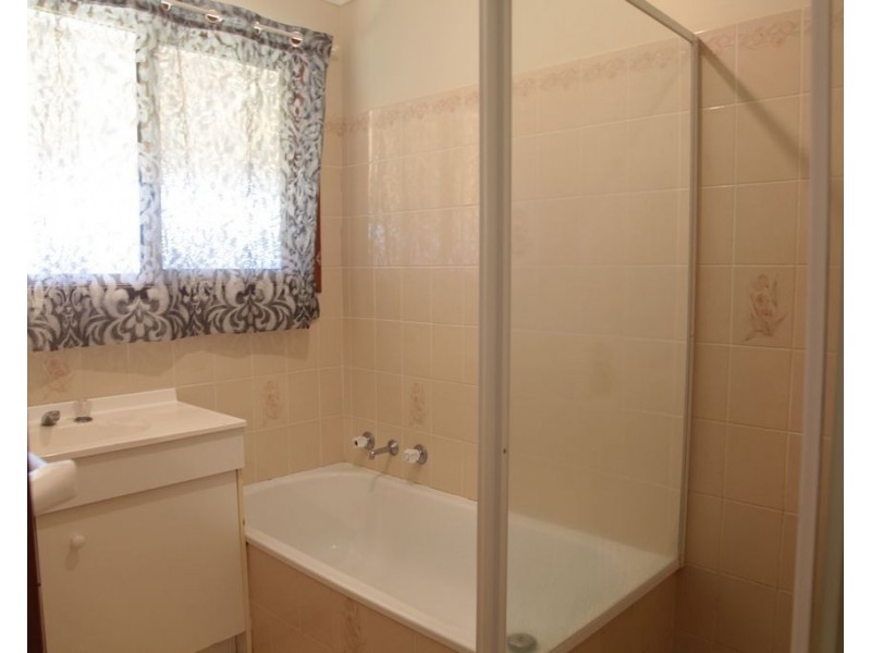 97 Dalman Parkway, Glenfield Park NSW 2650