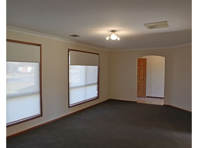 97 Dalman Parkway, Glenfield Park NSW 2650