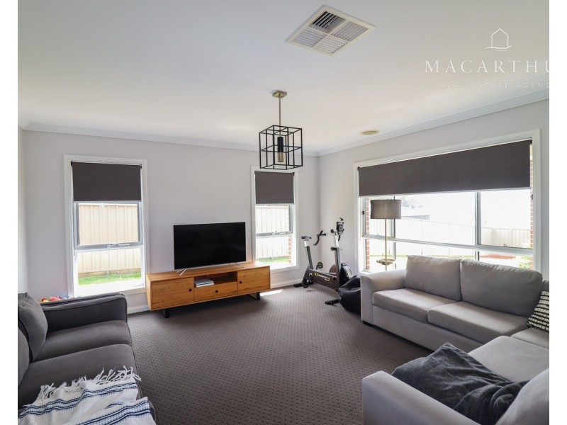 11 Whitten Avenue, Boorooma NSW 2650