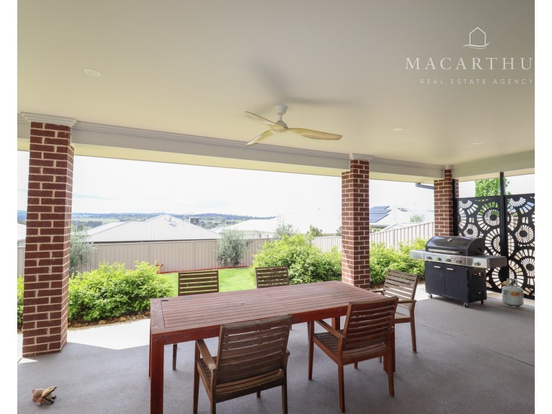 11 Whitten Avenue, Boorooma NSW 2650