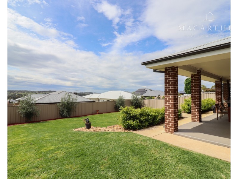 11 Whitten Avenue, Boorooma NSW 2650