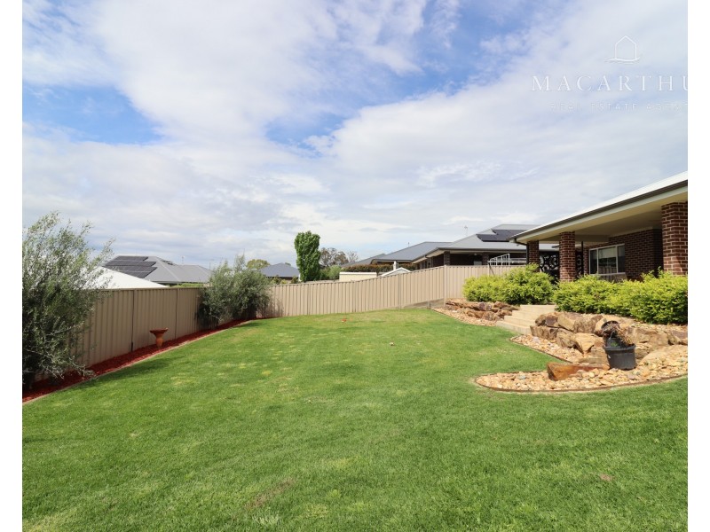 11 Whitten Avenue, Boorooma NSW 2650