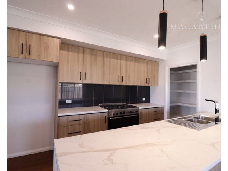 2/77 Coppabella Drive, Gobbagombalin NSW 2650