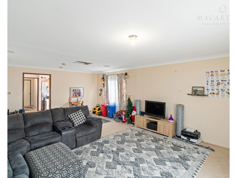 14 Crisp Drive, Ashmont NSW 2650