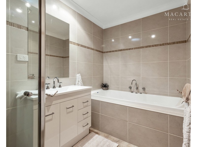 107 Balmoral Crescent, Lake Albert NSW 2650