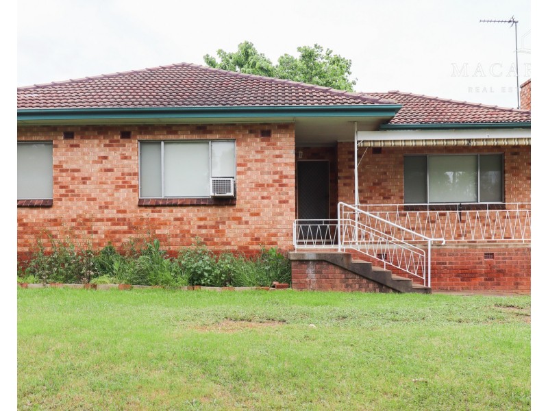 1 Manoora Avenue, Mount Austin NSW 2650