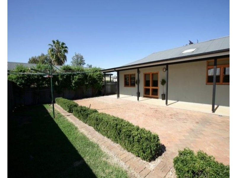 2/15 Hely Avenue, Turvey Park NSW 2650