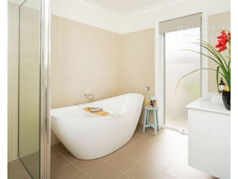 30 Mullagh Crescent, Boorooma NSW 2650