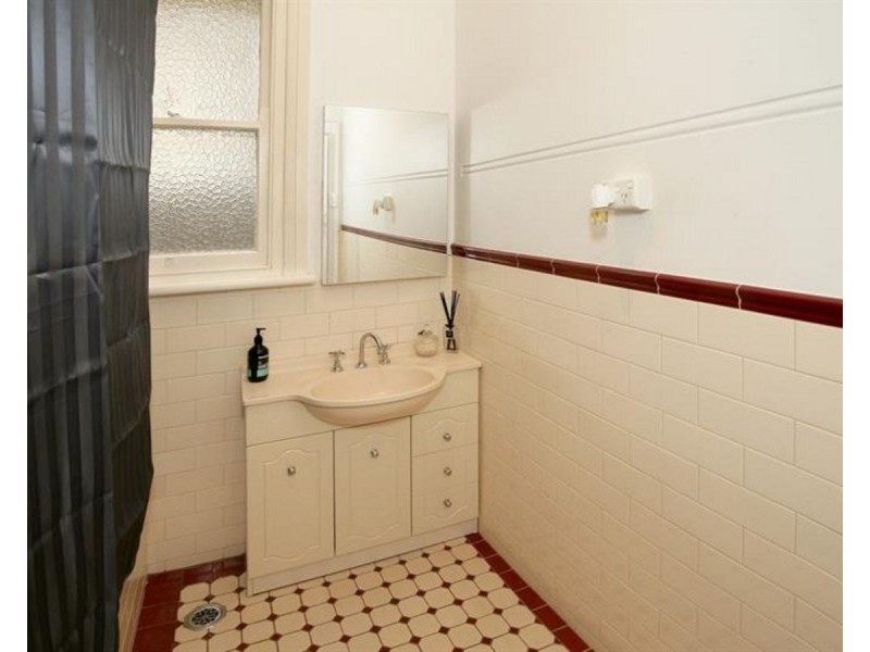 8 Macleay Street, Turvey Park NSW 2650