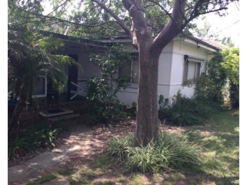 4 Waranga Avenue, Mount Austin NSW 2650