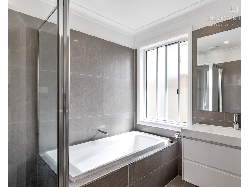 1/8 Kellerman Crescent, Boorooma NSW 2650