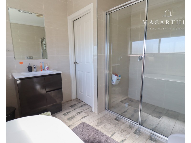 8B Balala Crescent, Bourkelands NSW 2650