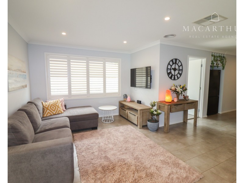 44 Ross Parkway, Gobbagombalin NSW 2650