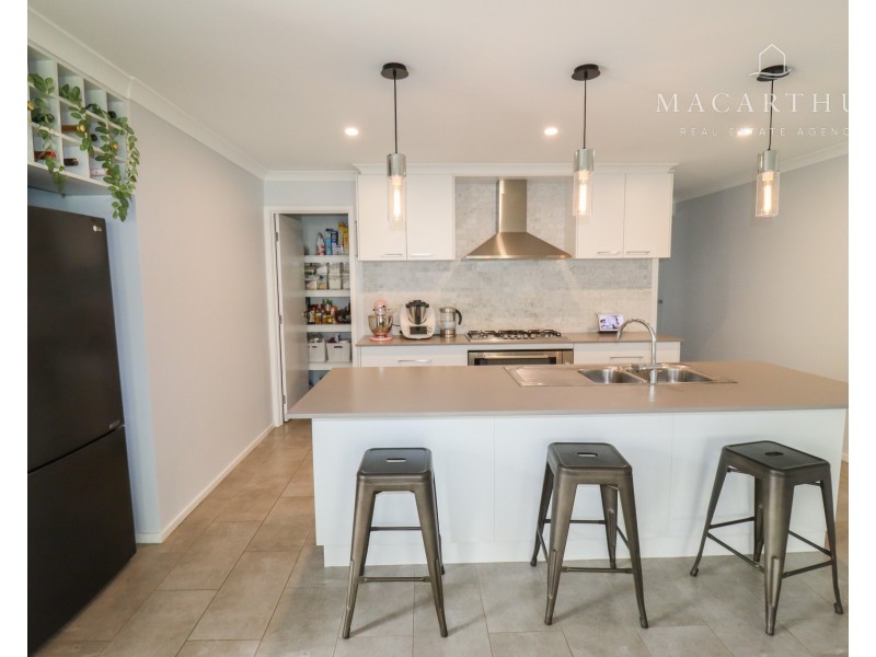 44 Ross Parkway, Gobbagombalin NSW 2650