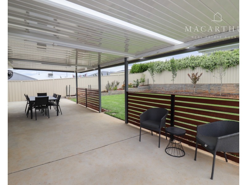 44 Ross Parkway, Gobbagombalin NSW 2650