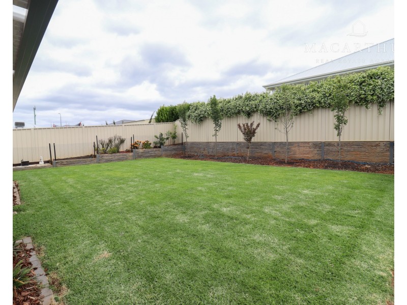 44 Ross Parkway, Gobbagombalin NSW 2650