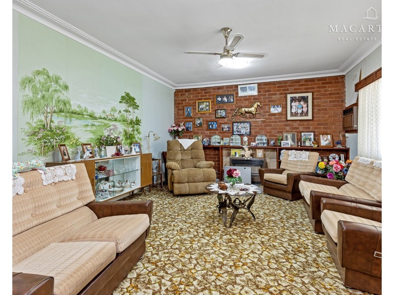 15 Inglis Street, Lake Albert NSW 2650