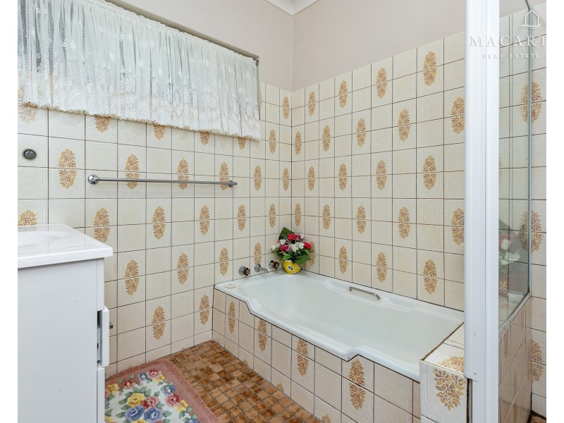 15 Inglis Street, Lake Albert NSW 2650