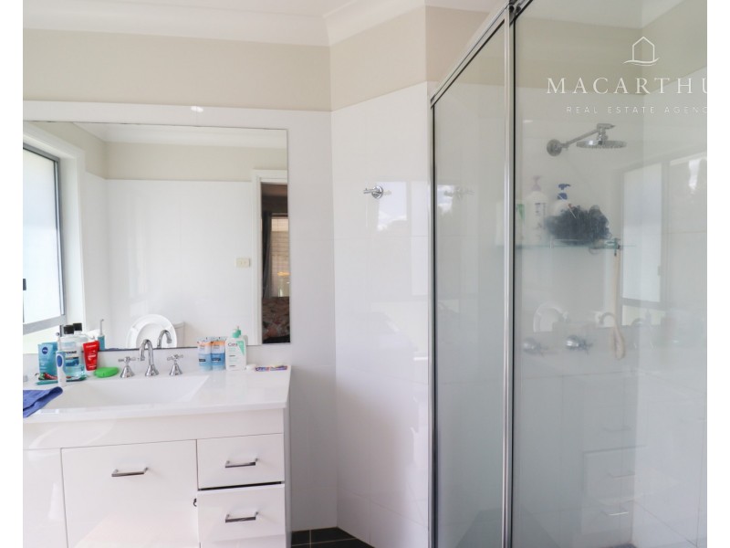 18 Bindari Avenue, Glenfield Park NSW 2650