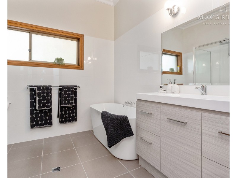 95 Simkin Crescent, Kooringal NSW 2650
