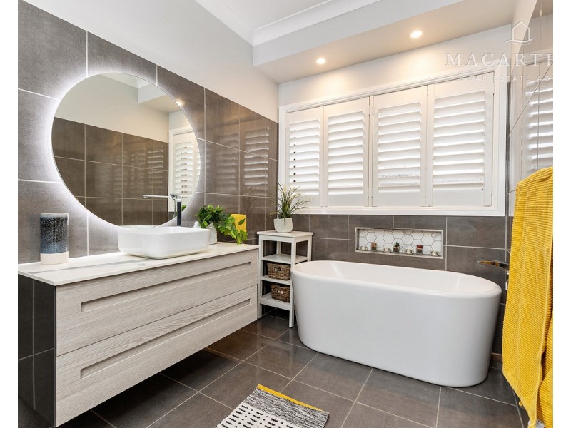 1 Angel Street, Lake Albert NSW 2650