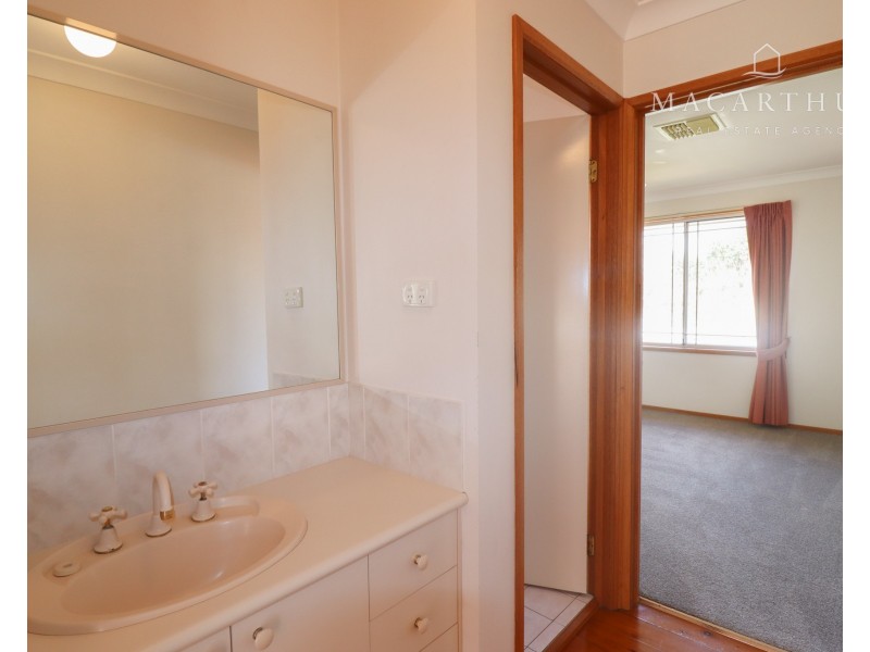 2 Delvin Place, Kooringal NSW 2650