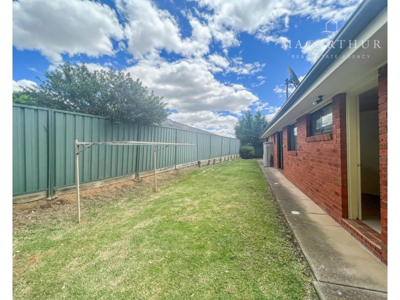 1/8 Protea Place, Forest Hill NSW 2651