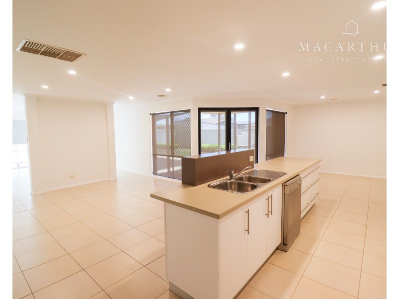 17 Walla Place, Glenfield Park NSW 2650