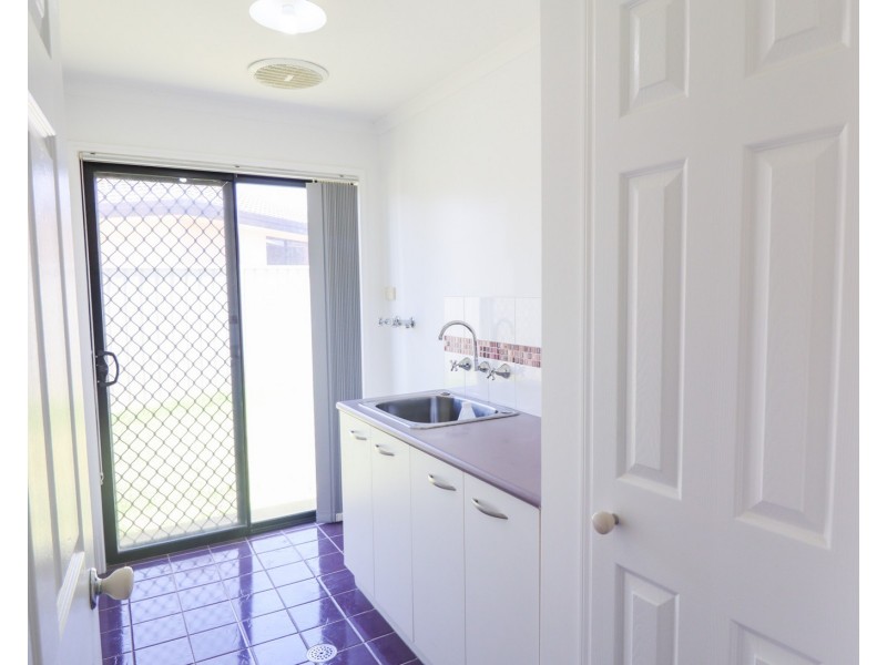 17 Walla Place, Glenfield Park NSW 2650