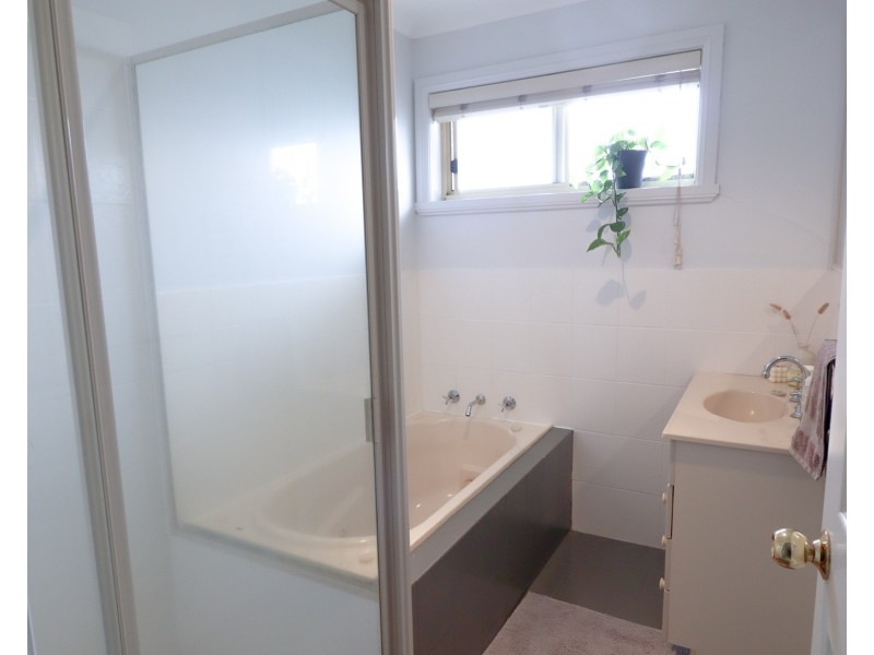 28 Roberts Way, Kooringal NSW 2650