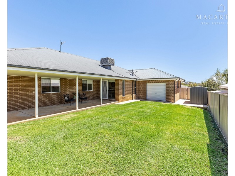 63 Kaloona Drive, Bourkelands NSW 2650