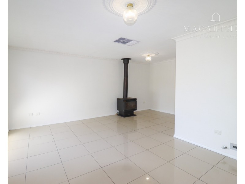 4 Kirrang Avenue, Glenfield Park NSW 2650