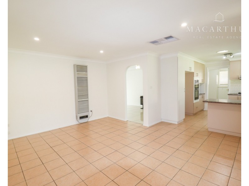 4 Kirrang Avenue, Glenfield Park NSW 2650