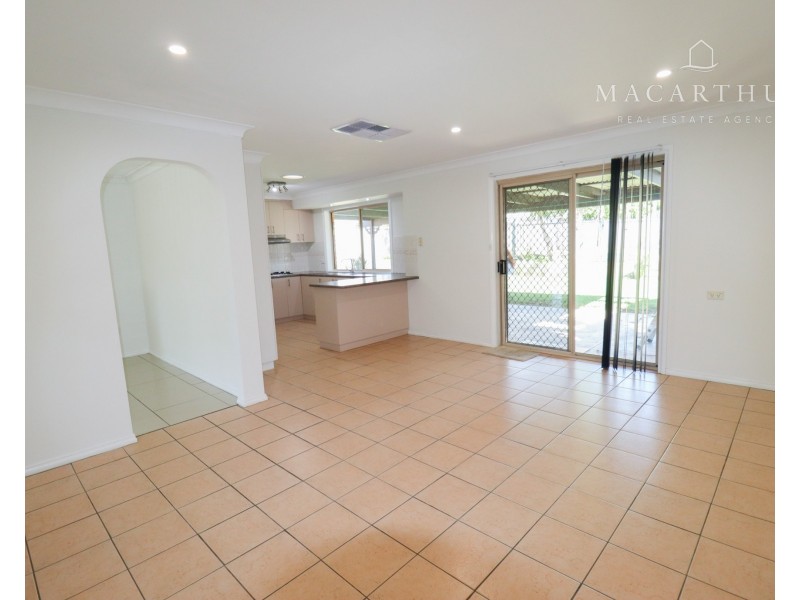 4 Kirrang Avenue, Glenfield Park NSW 2650