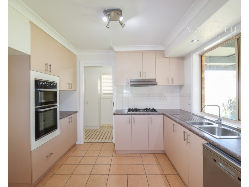 4 Kirrang Avenue, Glenfield Park NSW 2650