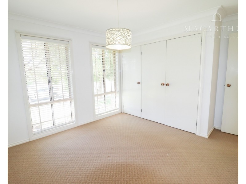 4 Kirrang Avenue, Glenfield Park NSW 2650