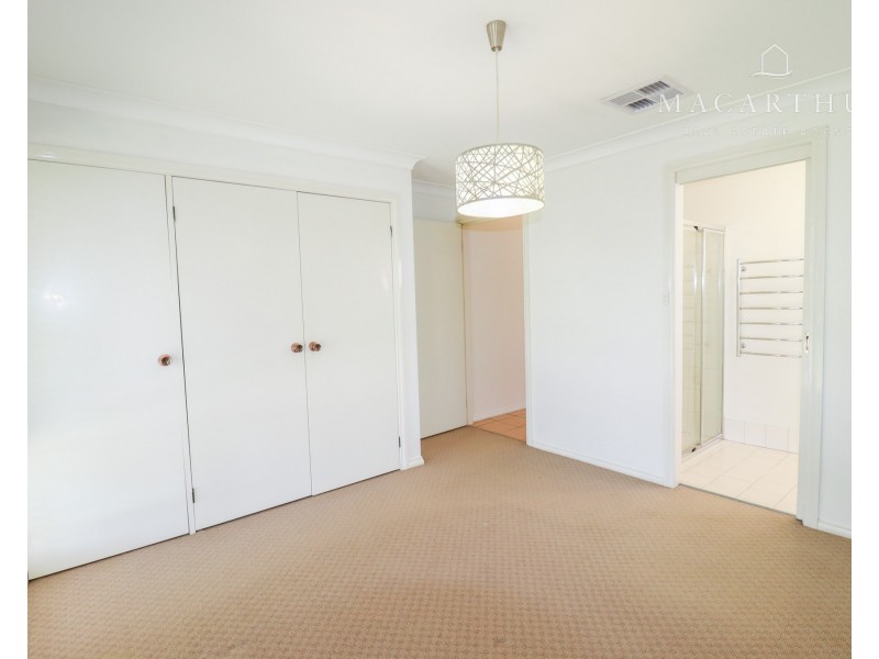 4 Kirrang Avenue, Glenfield Park NSW 2650