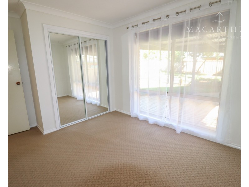 4 Kirrang Avenue, Glenfield Park NSW 2650