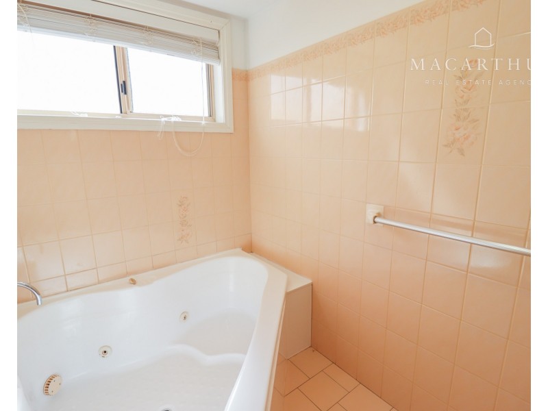 4 Kirrang Avenue, Glenfield Park NSW 2650